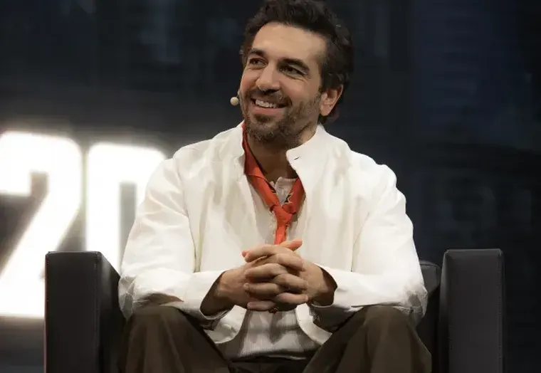 Elyas M'Barek auf der Founder-Summit-Bühne