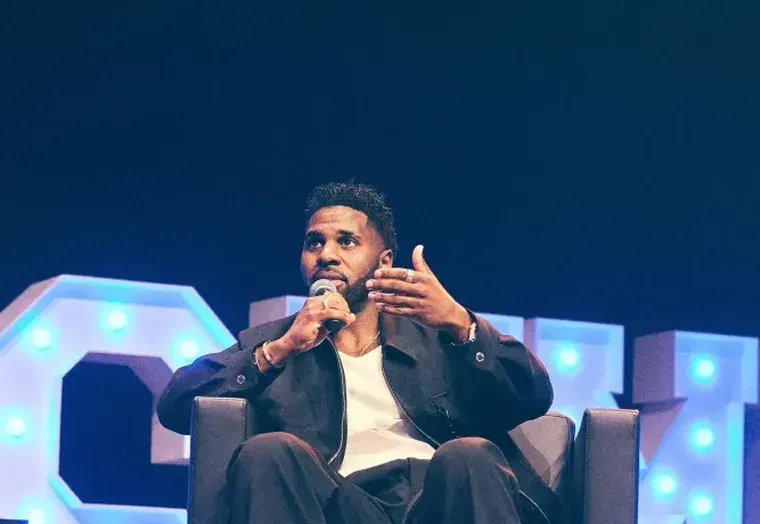 Jason Derulo auf der Founder-Summit-Bühne