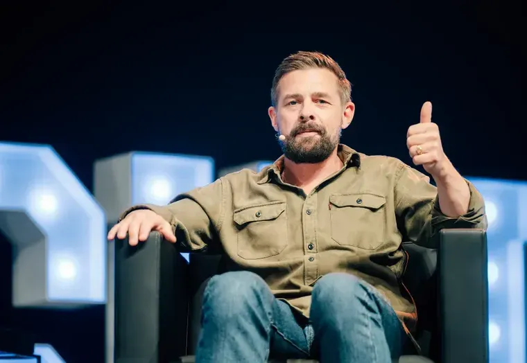 Klaas Heufer-Umlauf auf der Founder-Summit-Bühne