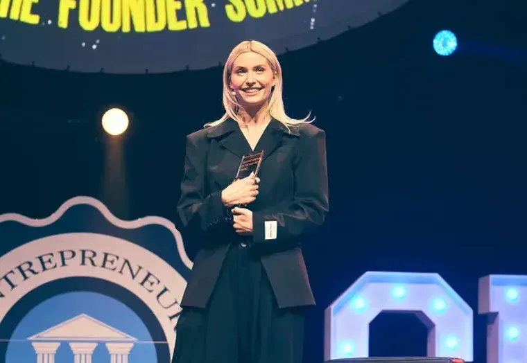 Lena Gercke auf der Founder-Summit-Bühne