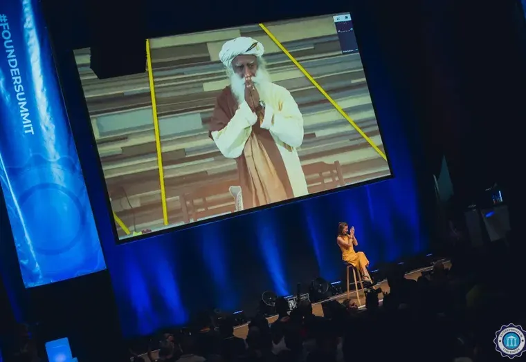 Sadhguru auf der Founder-Summit-Bühne