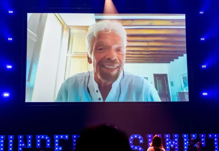 Sir Richard Branson auf der Founder-Summit-Bühne
