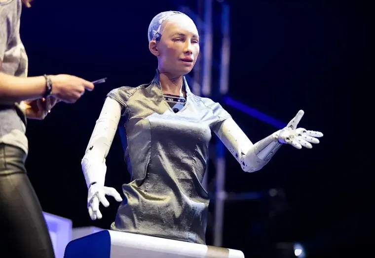 Sophia the Robot auf der Founder-Summit-Bühne