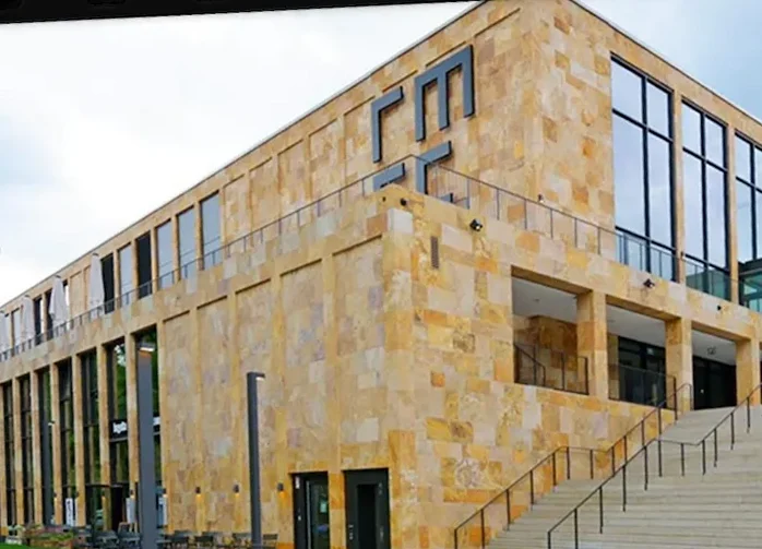 RMCC Wiesbaden – Fassade mit Schriftzug